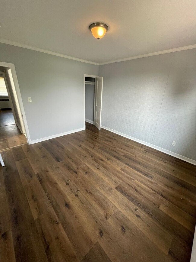 Building Photo - 3840 Dolfield Ave