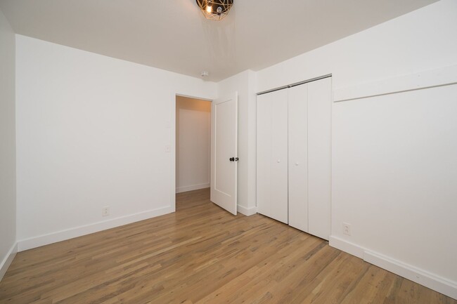 Building Photo - **ABSOLUTELY STUNNING TOP-TO-BOTTOM RENOVA...
