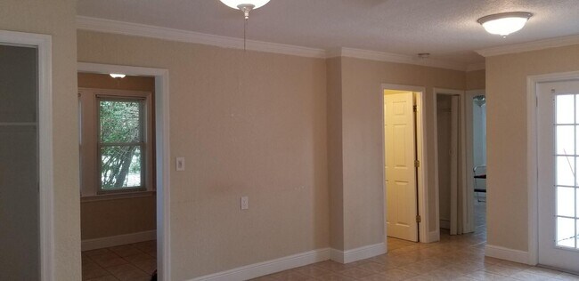 Building Photo - 415 Greenbriar Dr