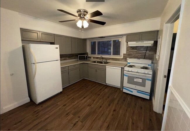 Building Photo - 2363 E Maple Rd