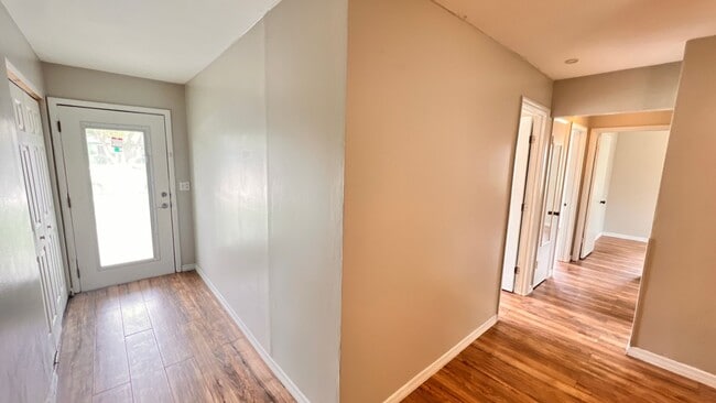 Building Photo - Lovely 2 Bedroom + Bonus Room, 1 Bathroom ...