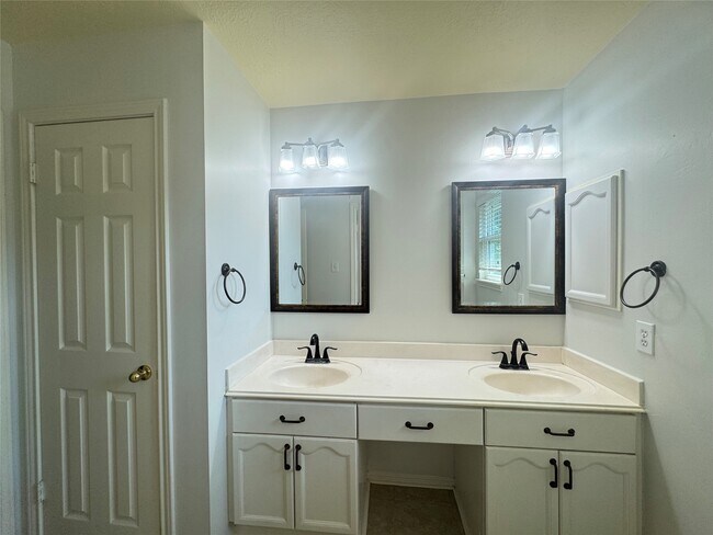 Building Photo - 210 Rolling Plains Dr
