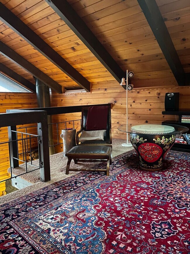 Building Photo - Great Views Large Loft
