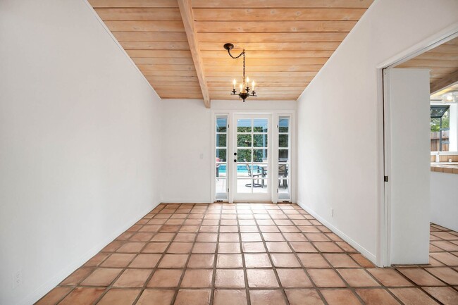 Building Photo - Stunning Woodland Hills Pool Home – South ...