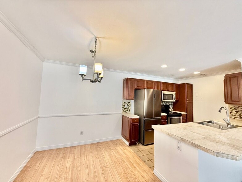 Building Photo - 2521 W Sunflower Ave