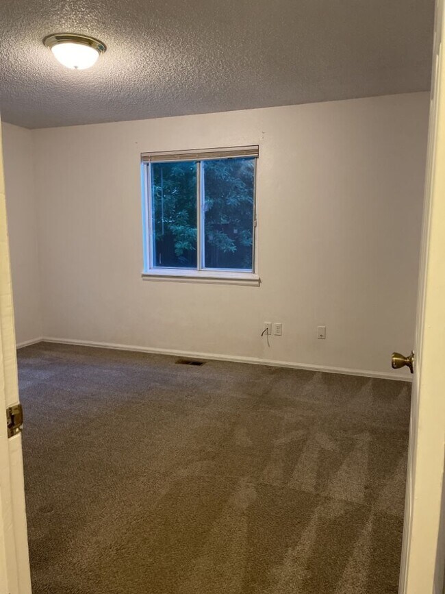 Building Photo - Start a Lease by 4/17 and get $250 off 1st Month!