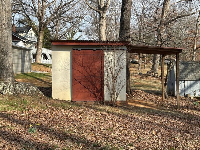 Building Photo - House in Bedford with Lot of Outdoor Space.