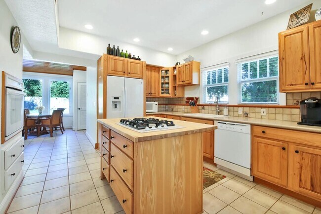 Building Photo - 607 Flamingo Dr