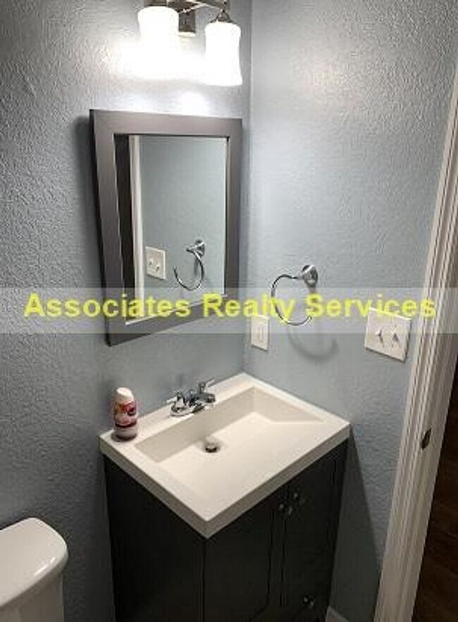 Building Photo - 2 Bed/2.5 bath End Unit Town home!  LOOK !!!