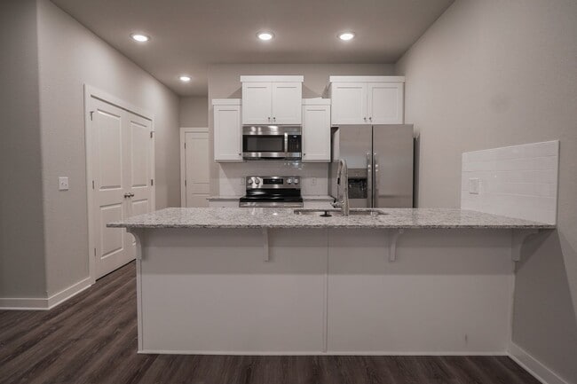 Building Photo - 4 bedroom 3.5 bath home!