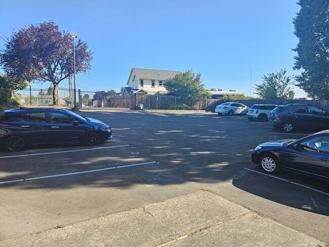 Building Photo - 2 Bed Condo by Tacoma General Hospital!