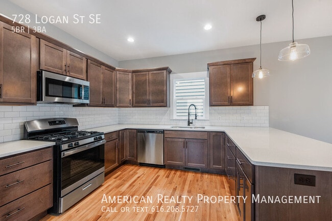 Building Photo - 728 Logan St SE