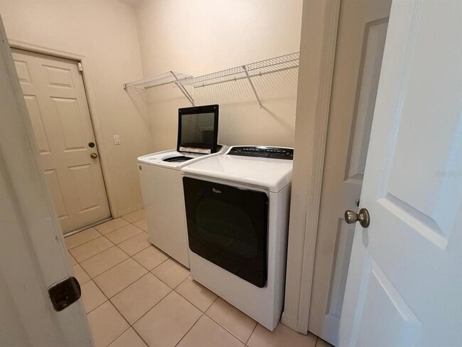 Building Photo - 2418 Huron Cir