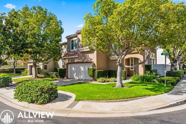 Building Photo - Beautiful 3 Bedroom, 2.5 Bathroom Home in the Heart of Tustin Ranch