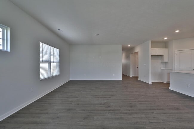 Building Photo - 738 Maria Dr