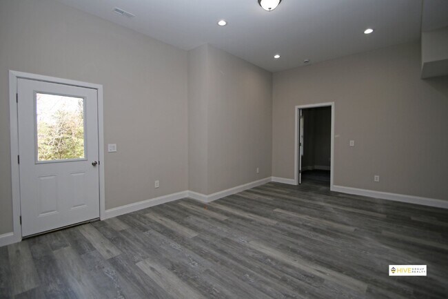 Building Photo - Upscale rental in Harrisonburg!