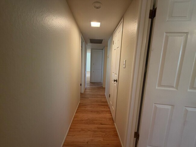 Building Photo - 4 bedroom house in Orangevale on a huge lot