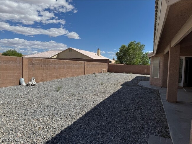 Building Photo - 1841 S Vineyard Dr W