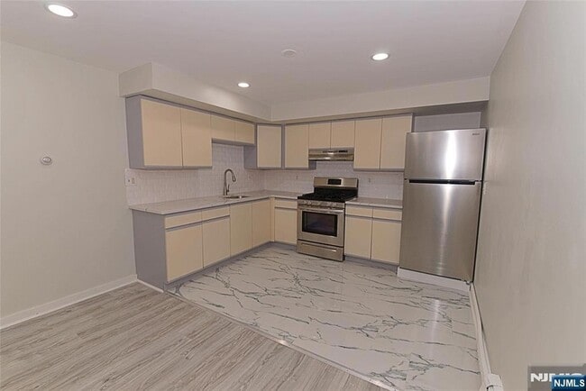 Building Photo - 380 Undercliff Ave