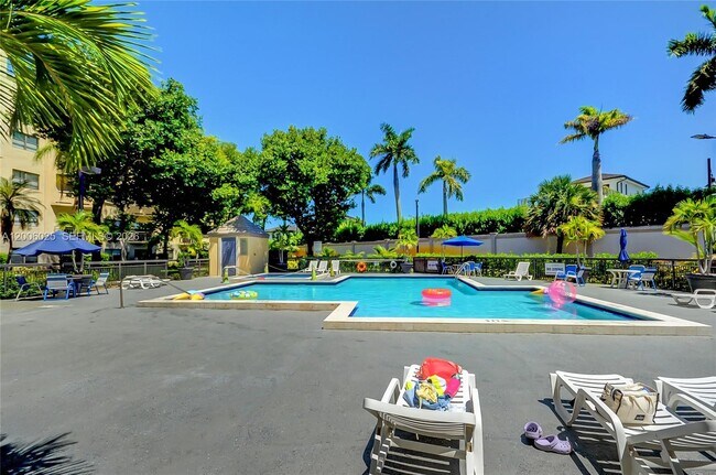 Building Photo - 8290 Lake Dr