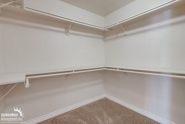 Building Photo - Elegant & Bright 2Bdm 2Ba + Den Home in Vi...
