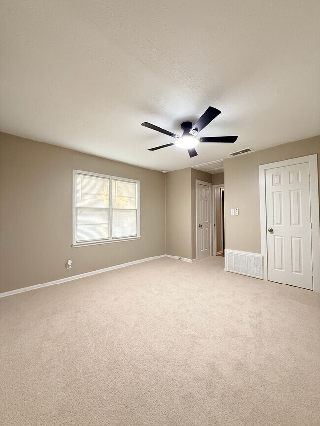 Building Photo - 1 Bedroom 1 Bath - Updated