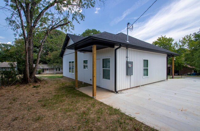 Building Photo - Inviting Home with Bright Interiors & Ceiling Fans Throughout - Comfortable Rental with Everyday ...