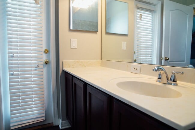 Building Photo - Elegant 5-Bedroom Pool Home with 3-Car Gar...