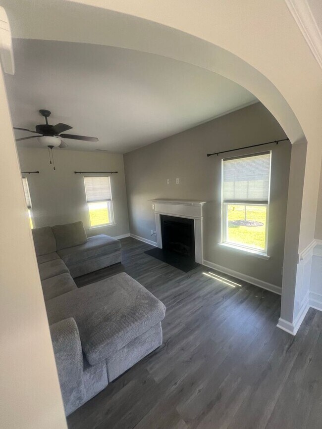 Building Photo - 303 Breezeway Dr