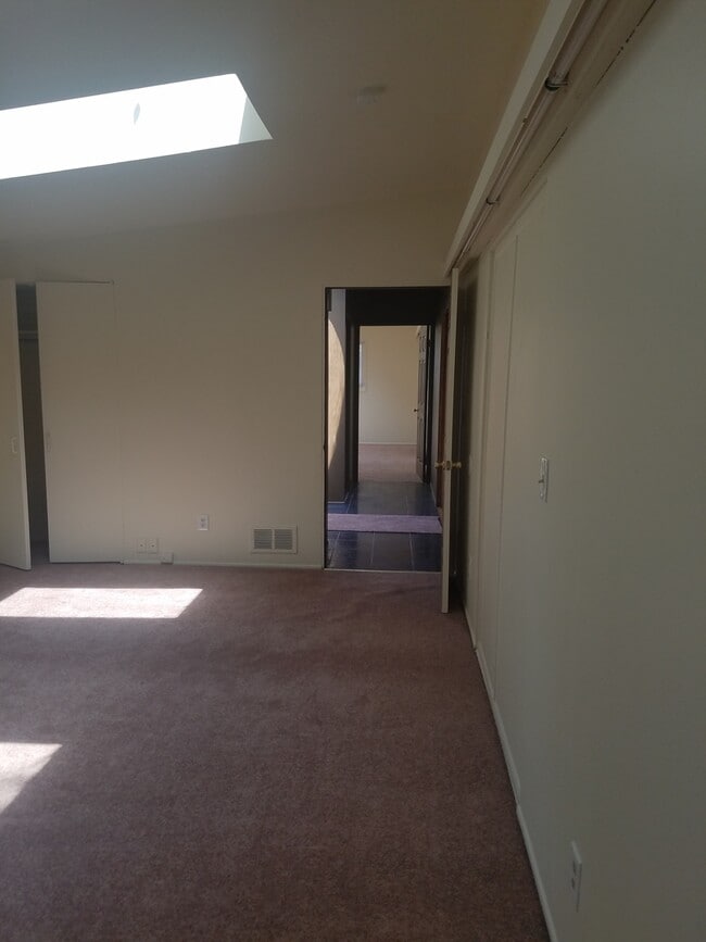 Building Photo - Single Family Home within walking distance to Quinnipiac