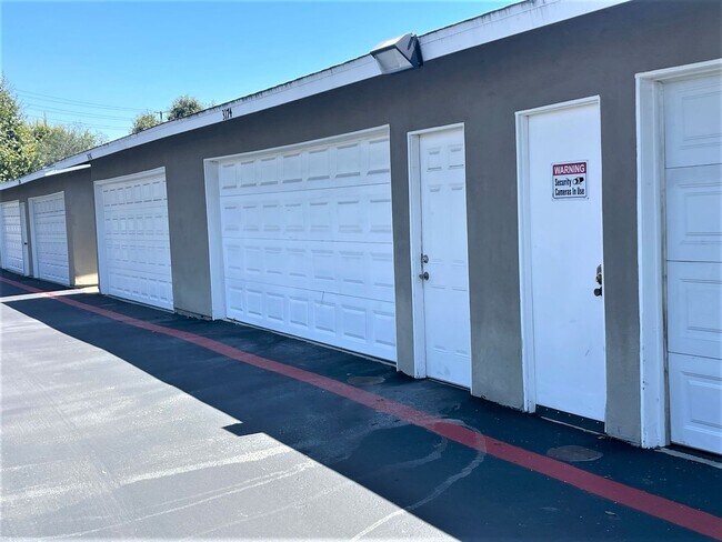 Building Photo - COSTA MESA 4BR/3BA TOWNHOME READY FOR MID-JULY OCCUPANCY