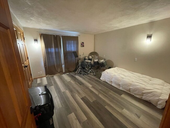 Building Photo - Beautifully updated 2 bedroom 2 bath house!
