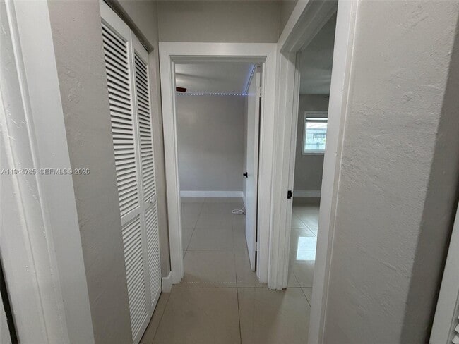 Building Photo - 9920 Jamaica Dr