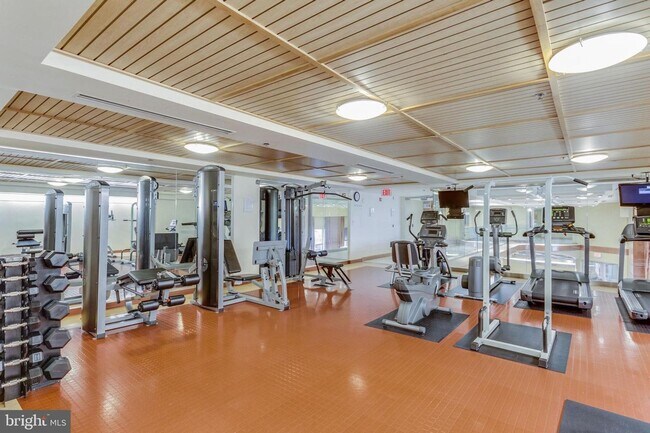 Building Photo - Welcome home to one of Arlington's most sought after neighborhoods.