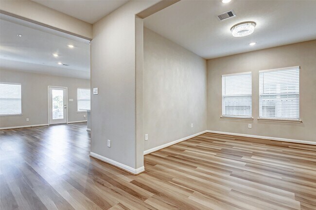 Building Photo - 2165 Woodland Pine Dr