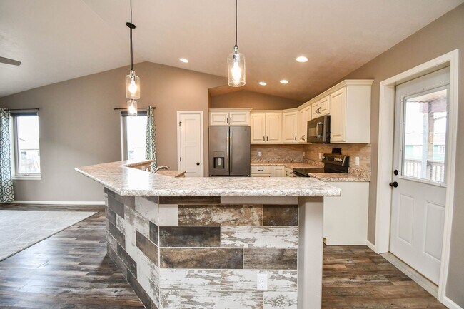 Building Photo - 5 Bedroom 3 Bathroom Single Family Home North Sioux Falls!