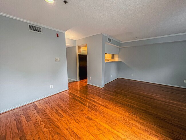 Building Photo - Charming 1 Bed 1 Bath Unit With Private Balcony In The Fountains At McLean - Water Included