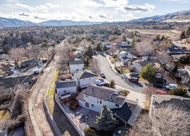 Building Photo - 3 Bed/2.5 Bath House w/ Yard Close to UNR