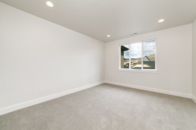 Building Photo - 3 Bedroom 2.5 Bathroom Townhouse in Harris Ranch.