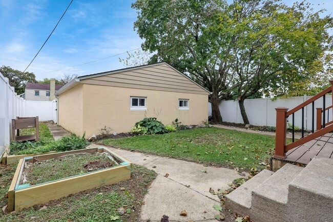 Building Photo - 618-620 Lilley Ave