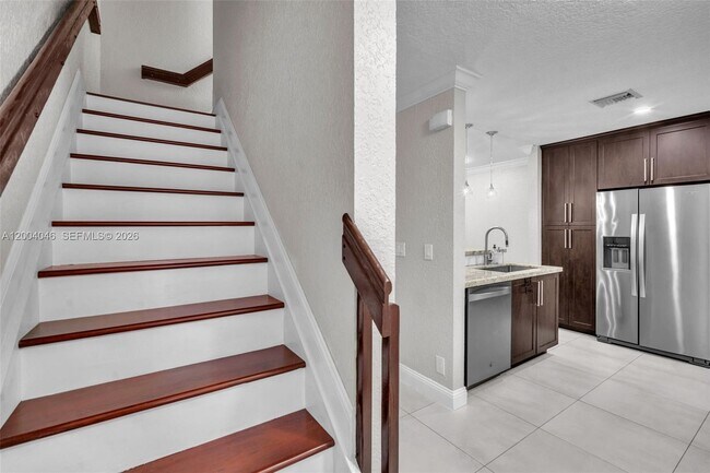 Building Photo - 10112 Royal Palm Blvd