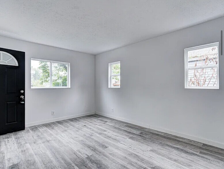 Building Photo - 734 N Arnolda Ave