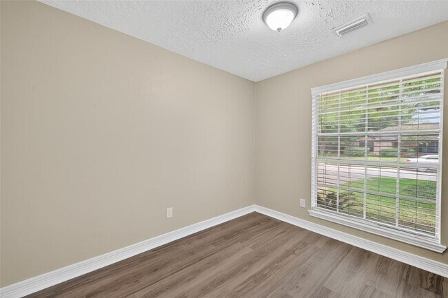 Building Photo - 6906 Pembrough Ln