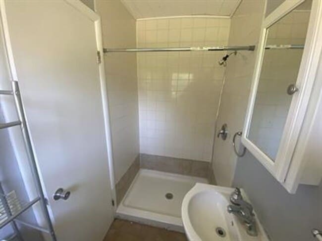 Building Photo - Large 5 bedroom 2 bath home in Derby