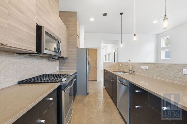 Building Photo - 1520 Parker Ln