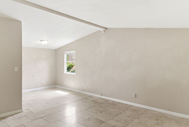 Building Photo - Spacious and versatile 6-bedroom, 2-bath split-level home