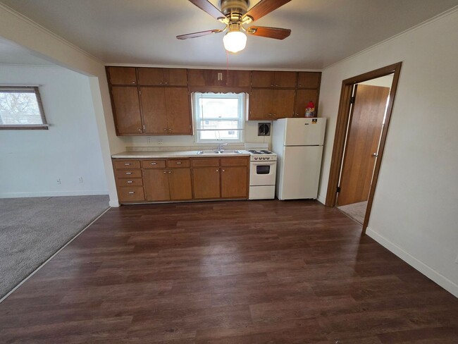 Building Photo - 433-435 S Van Buren Street