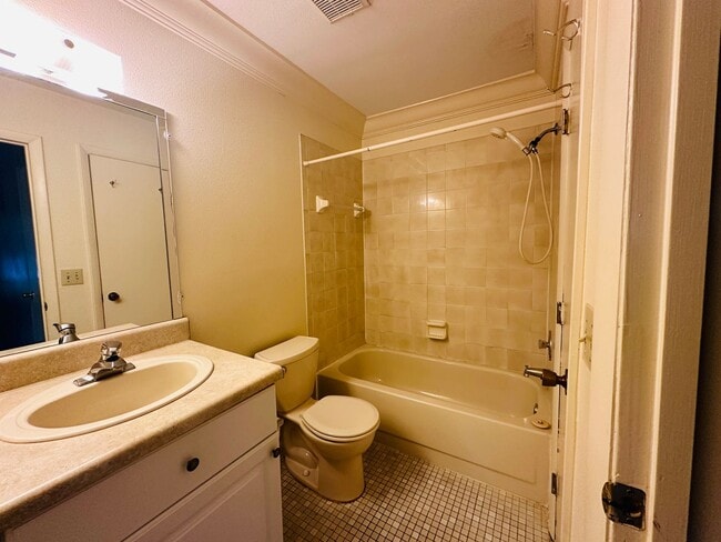 Building Photo - Stunning 1 Bedroom Condo in Pet-Friendly A...