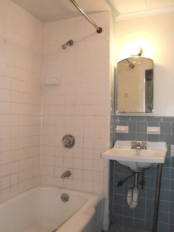 Building Photo - 924 Beacon St