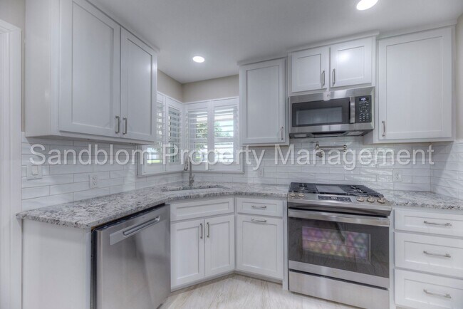 Building Photo - For Lease | Holiday Hills | $2000 Rent Ava...